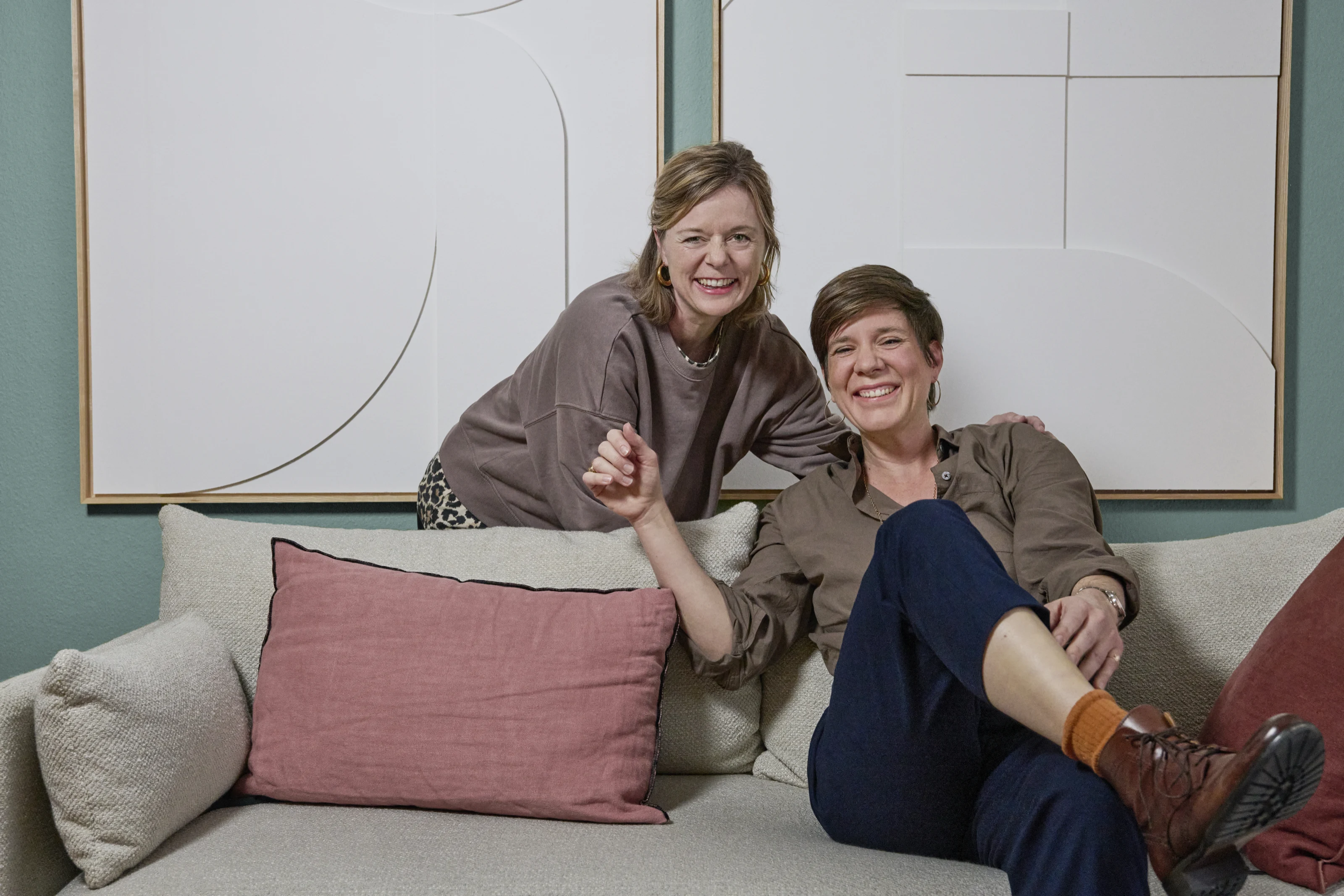 Nina Gubser und Anne Clermont zusammen auf dem Sofa in der gemeinsamen Praxis